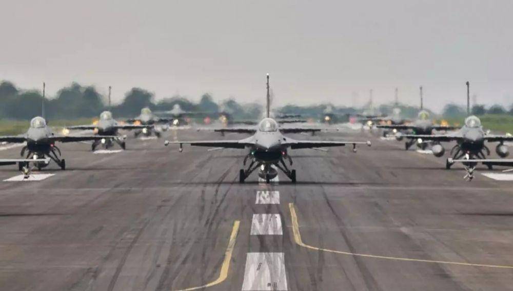 TNI Angkatan Udara kerahkan 18 jet tempur F-16 untuk fly pass di atas Istana Negara pada HUT ke-77 RI pada Rabu, 17 Agustus 2022. (www.instagram.com/@militer.udara)
