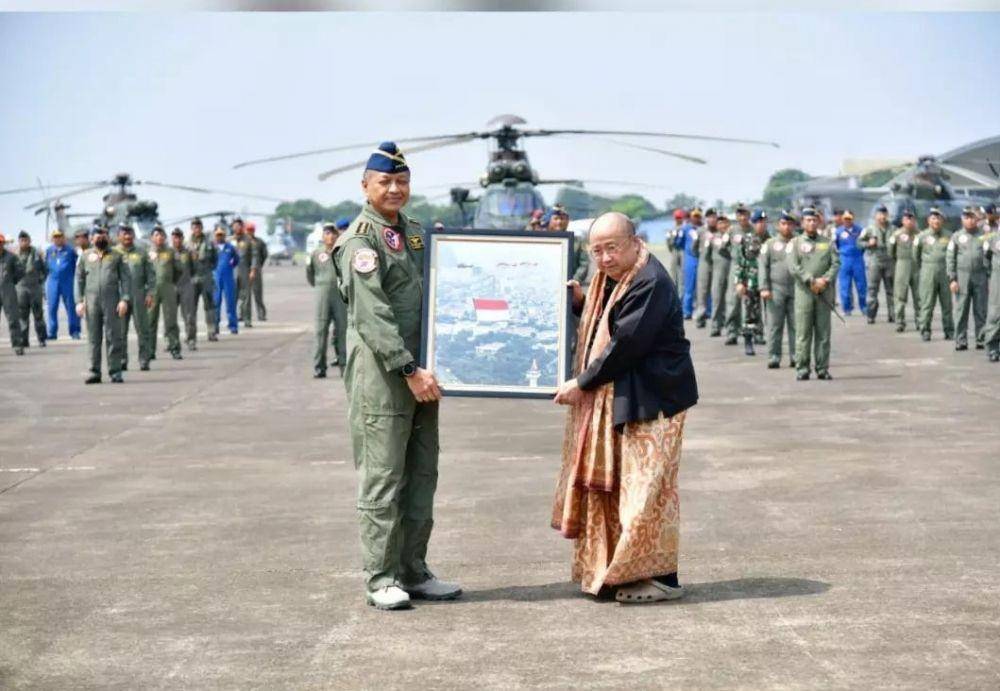Pendiri MURI, Jaya Suprana (kanan) ketika menyerahkan piagam rekor MURI kepada KSAU, Marsekal TNI Fadjar Prasetyo pada Senin, 15 Agustus 2022. TNI AU berhasil memecahkan rekor pengibaran bendera terbesar dengan helikopter. (www.instagram.com/@militer.udara)