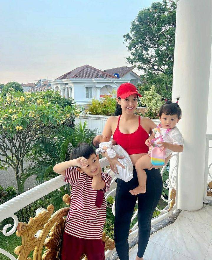 Potret Sylvia Fully dan anak dihari kemerdekaan. Instagram.com/sylvia_fully88