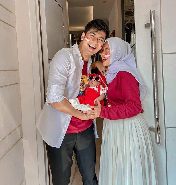 Potret Ria Ricis dan keluarga dihari kemerdekaan. Instagram.com/riaricis1795