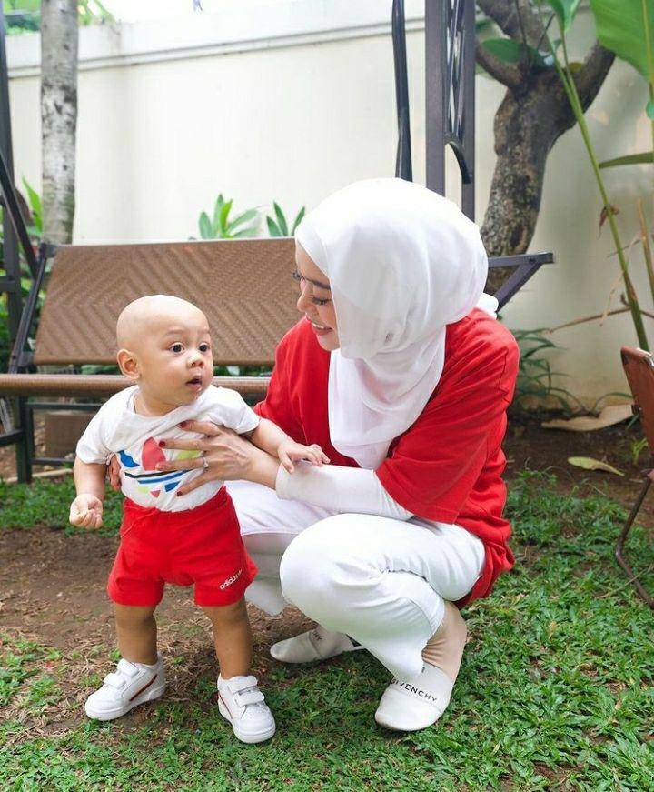 Potret Lesti dan anak dihari kemerdekaan. Instagram.com/lestykejora