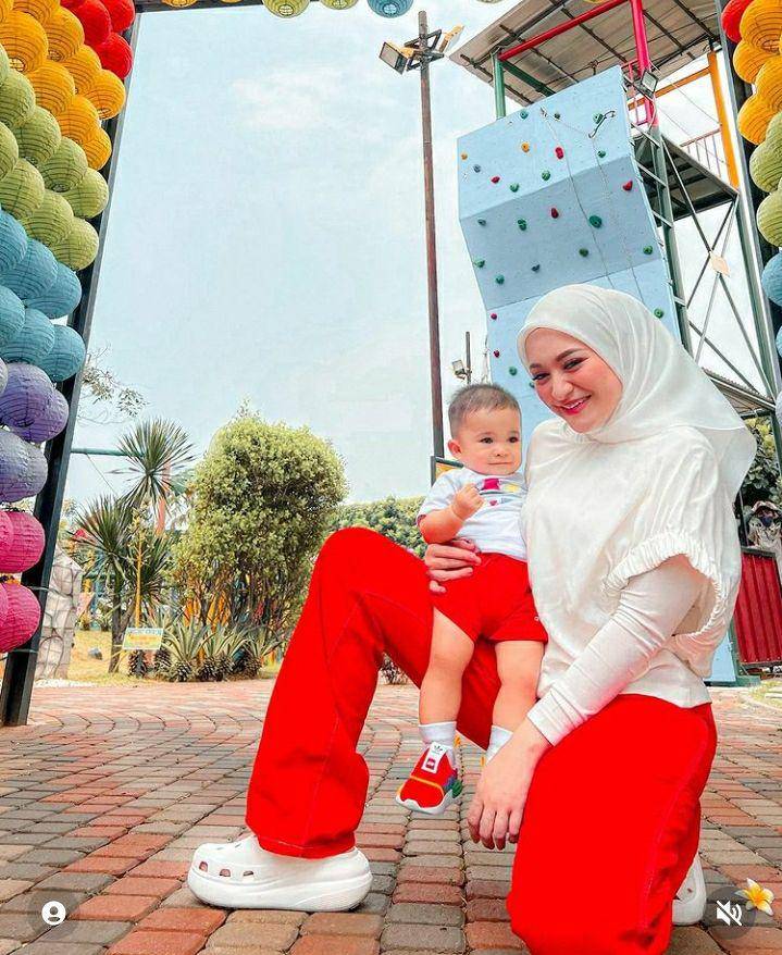 Potret Nathalie dan anak dihari kemerdekaan. Instagram.com/nathalieholscher