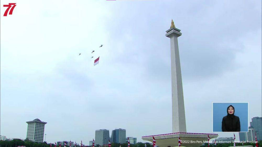 Empat helikopter milik TNI - Polri mengarak bendera besar merah putih di langit ibu kota pada Rabu, (17/8/2022). (youtube.com/Sekretariat Presiden)