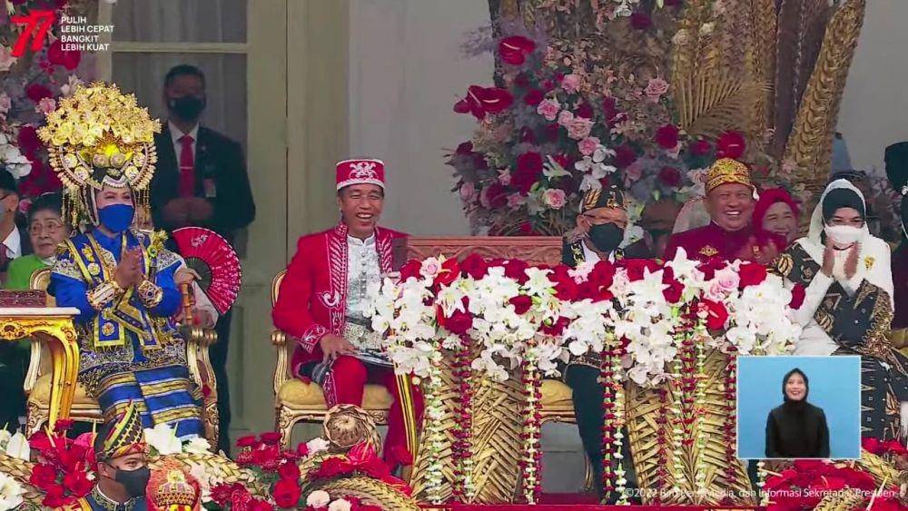 Reaksi Presiden Jokowi saat Farel Prayoga nyanyikan lagu Ojo Dibandingke di Istana Merdeka pada Rabu (17/8/2022). (youtube.com/Sekretariat Presiden)
