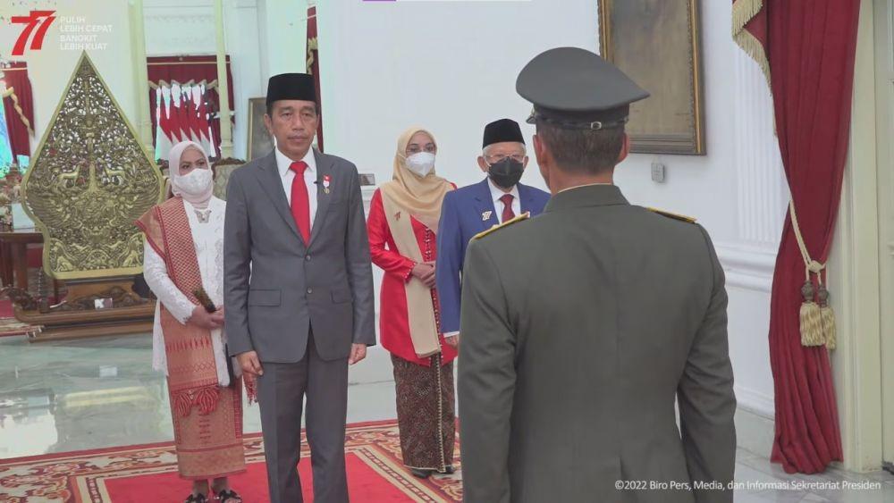 Upacara Penurunan Bendera HUT ke-77 RI Selesai, Jokowi Salam Namaste