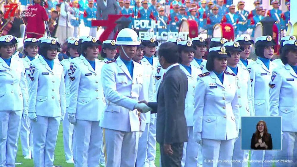 Ketika Jokowi Turun Mimbar Salami Komandan Upacara HUT ke-77 RI