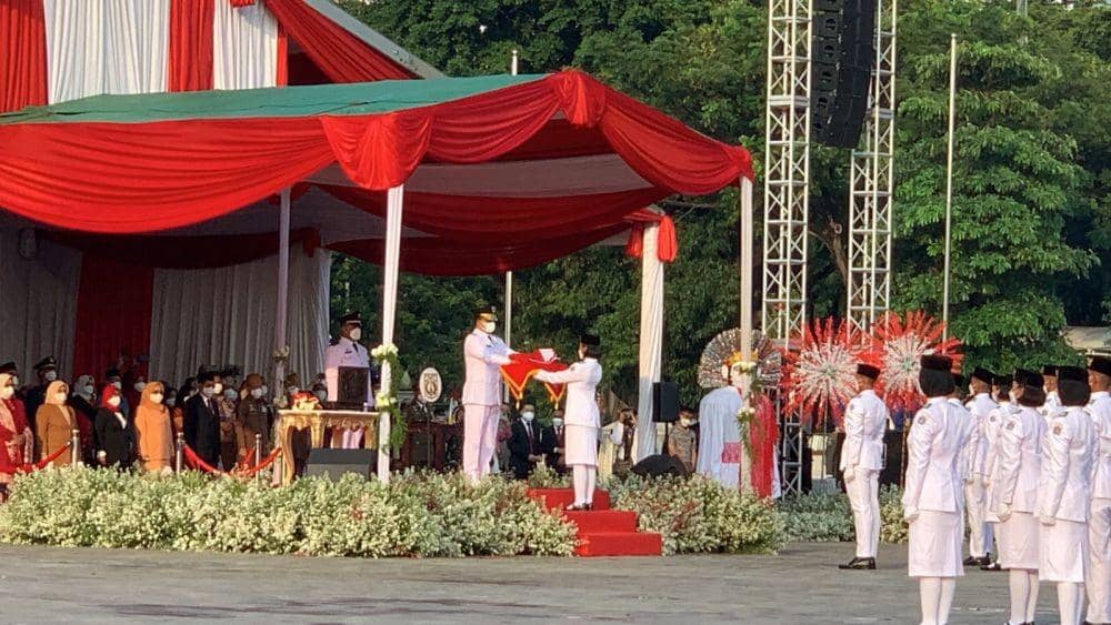 Gubernur Anies Baswedan saat menerima bendera, di upacara HUT ke-77 RI di Plaza Selatan Monas, Rabu (17/8/2022). (dok. IDN Times/Istimewa)
