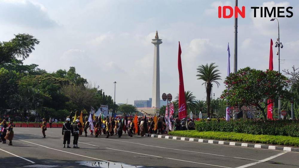 Warga Padati Prosesi Kirab Bendera Pusaka dari Monas Menuju Istana Merdeka. (IDN Times/Yosafat Diva Bayu Wisesa)
