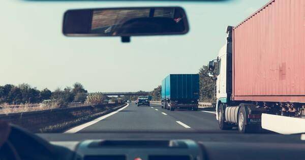 kaca spion dalam mobil (Pexels.com/Markus Spiske)