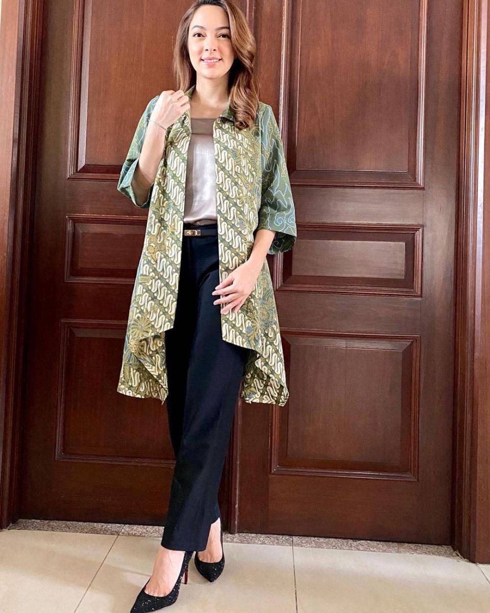 outfit berbatik ala Reisa Broto Asmoro (instagram.com/reisabrotoasmoro)