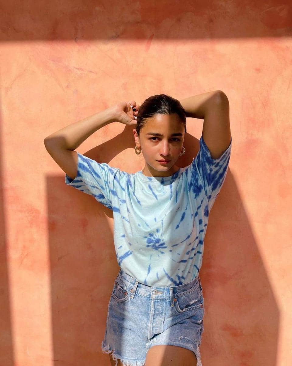 Outfit tie dye t-shirt ala Alia Bhatt (instagram.com/aliaabhatt)