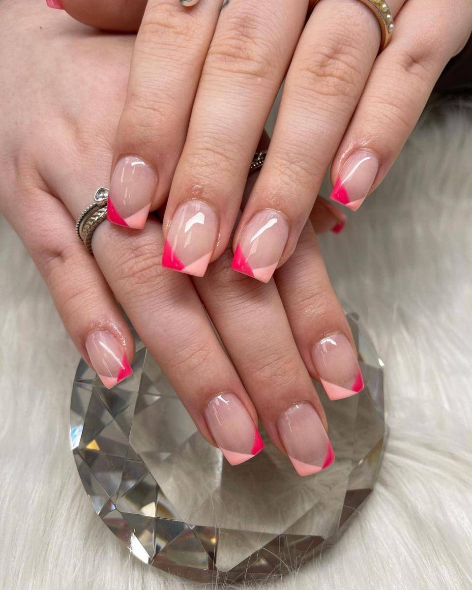 square nails (instagram.com/reigatenailsandspa)