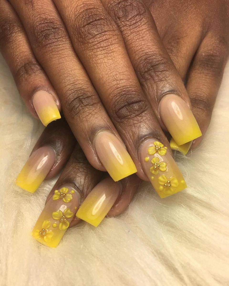 square nails (instagram.com/nailsbymimit)