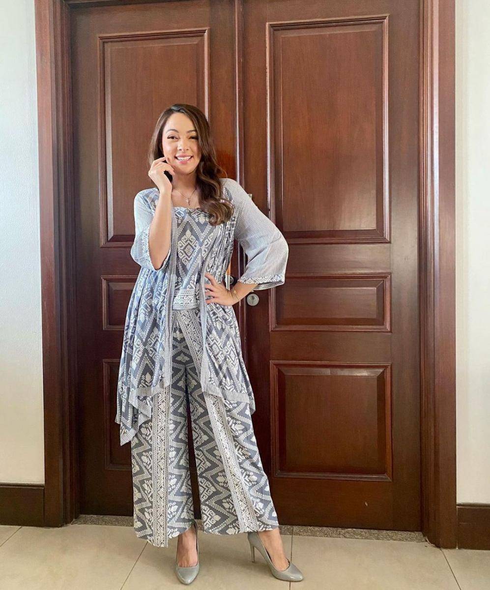 outfit berbatik ala Reisa Broto Asmoro (instagram.com/reisabrotoasmoro)