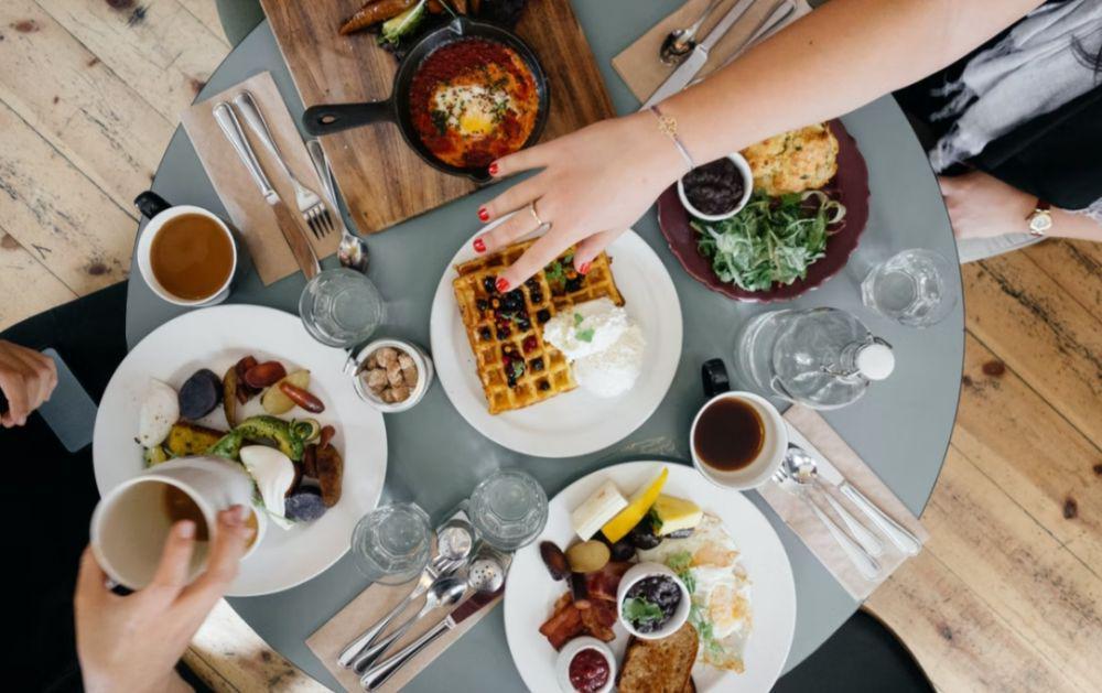 ilustrasi makan bersama keluarga (unsplash.com/Ali Inay)
