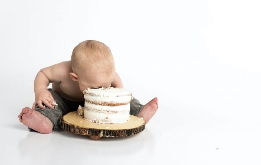 ilustrasi bayi yang sedang bermain (unsplash.com/Henley Design Studio)