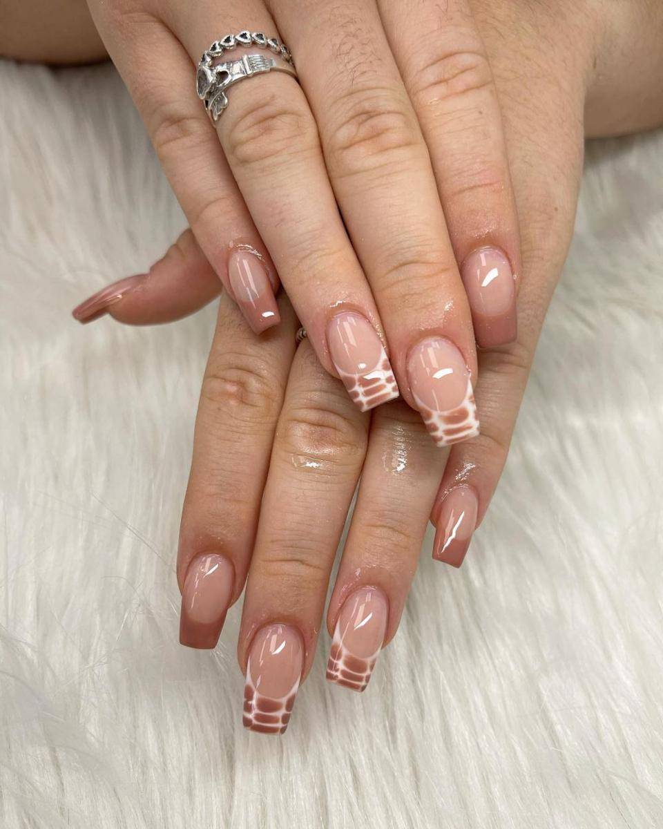 square nails (instagram.com/reigatenailsandspa)