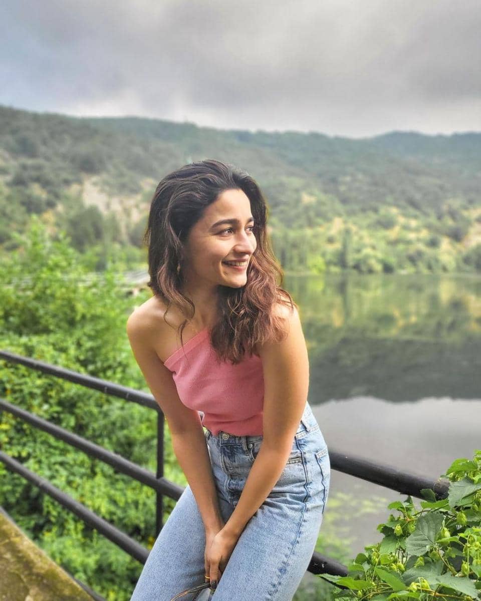 Outfit one shoulder top ala Alia Bhatt (instagram.com/aliaabhatt)