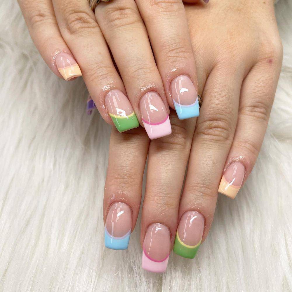 square nails (instagram.com/reigatenailsandspa)