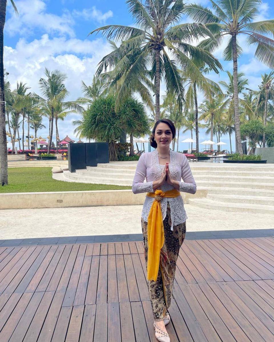 outfit berbatik ala Reisa Broto Asmoro (instagram.com/reisabrotoasmoro)