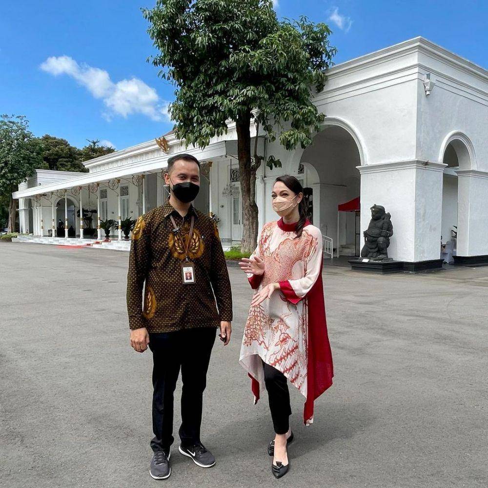 outfit berbatik ala Reisa Broto Asmoro (instagram.com/reisabrotoasmoro)