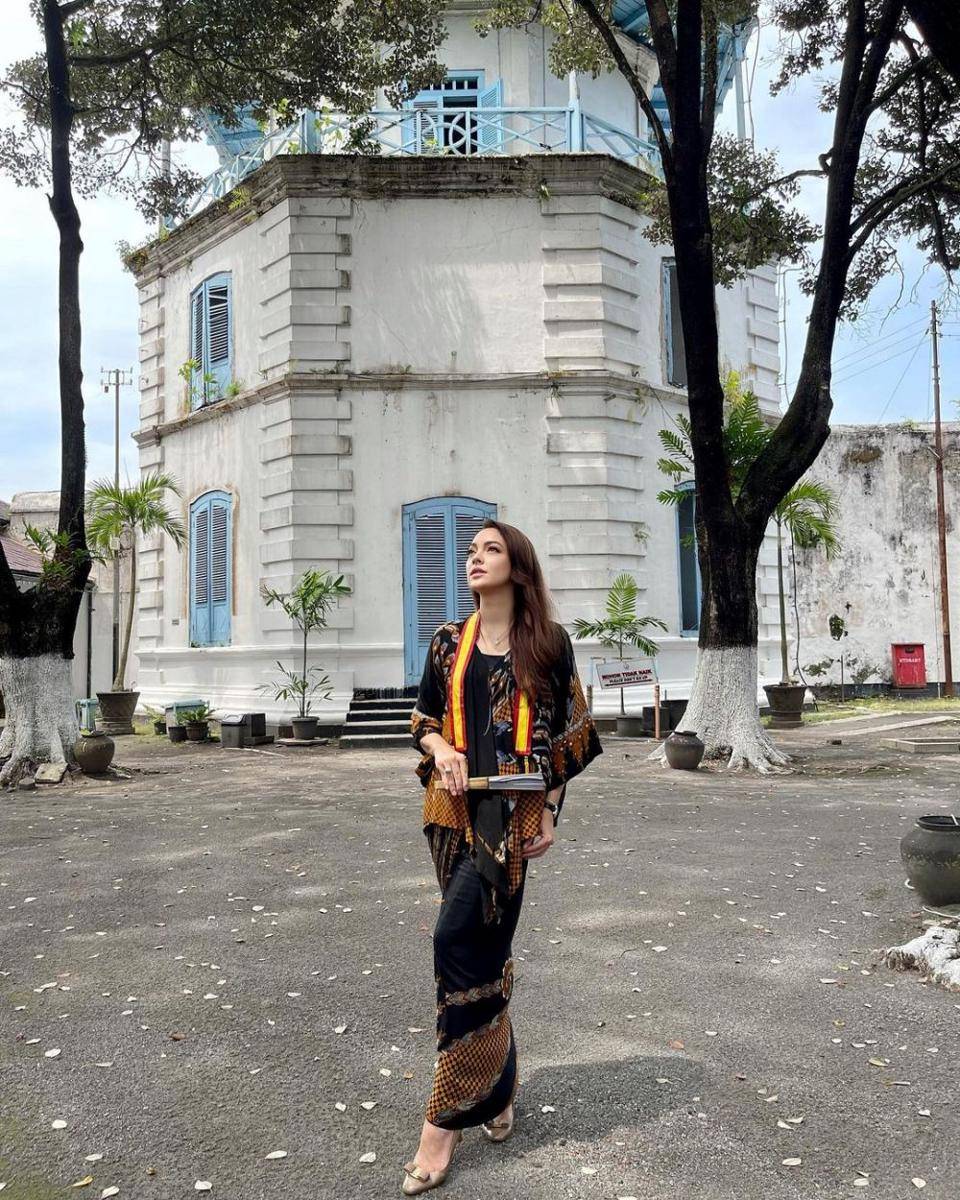 outfit berbatik ala Reisa Broto Asmoro (instagram.com/reisabrotoasmoro)