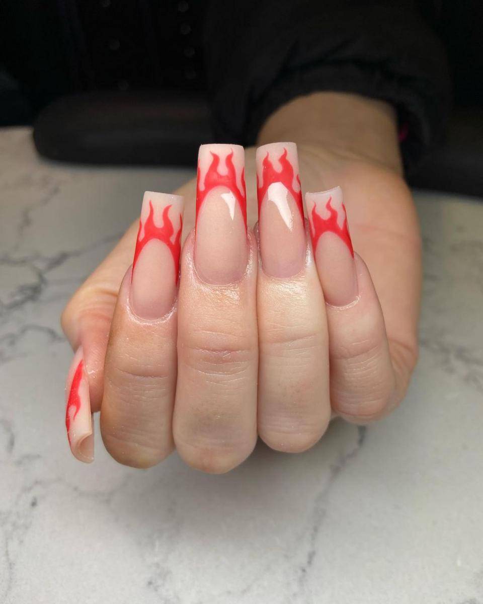 square nails (instagram.com/asia.nailedit)