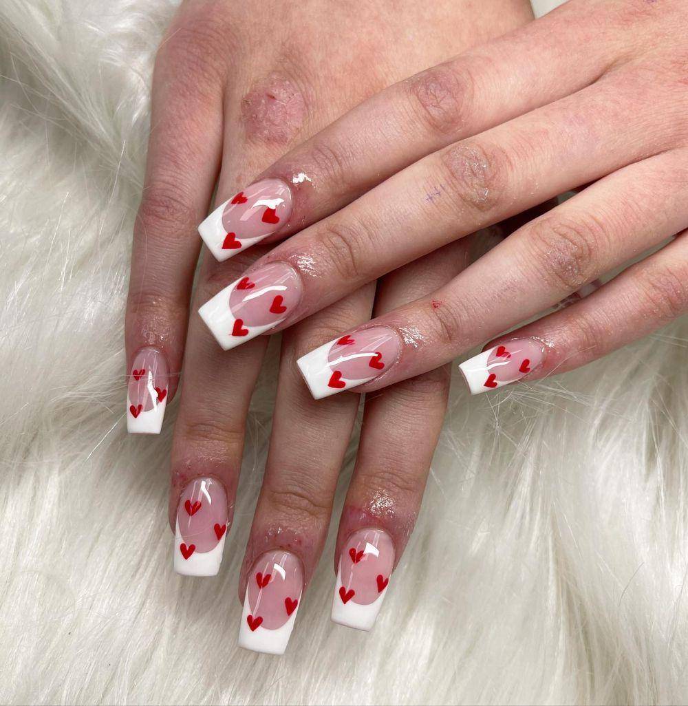 square nails (instagram.com/reigatenailsandspa)
