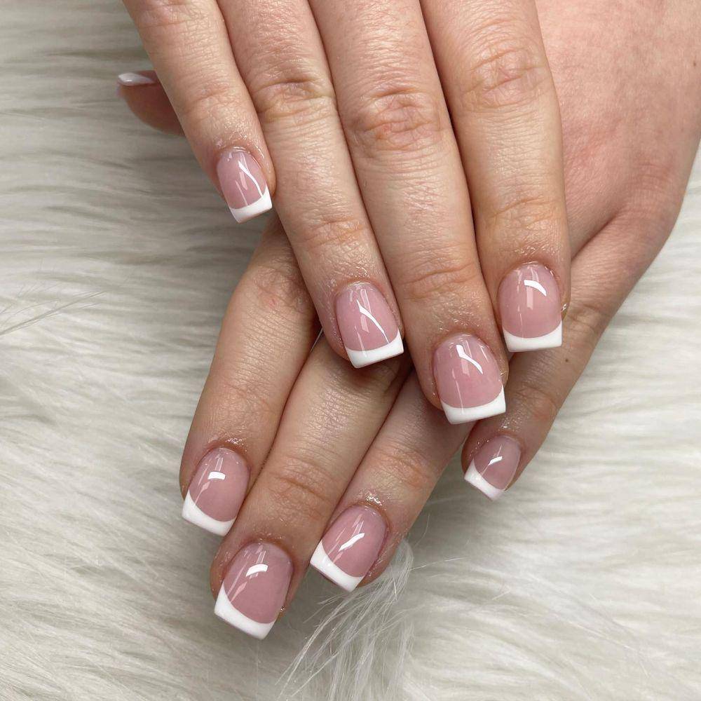 square nails (instagram.com/reigatenailsandspa)