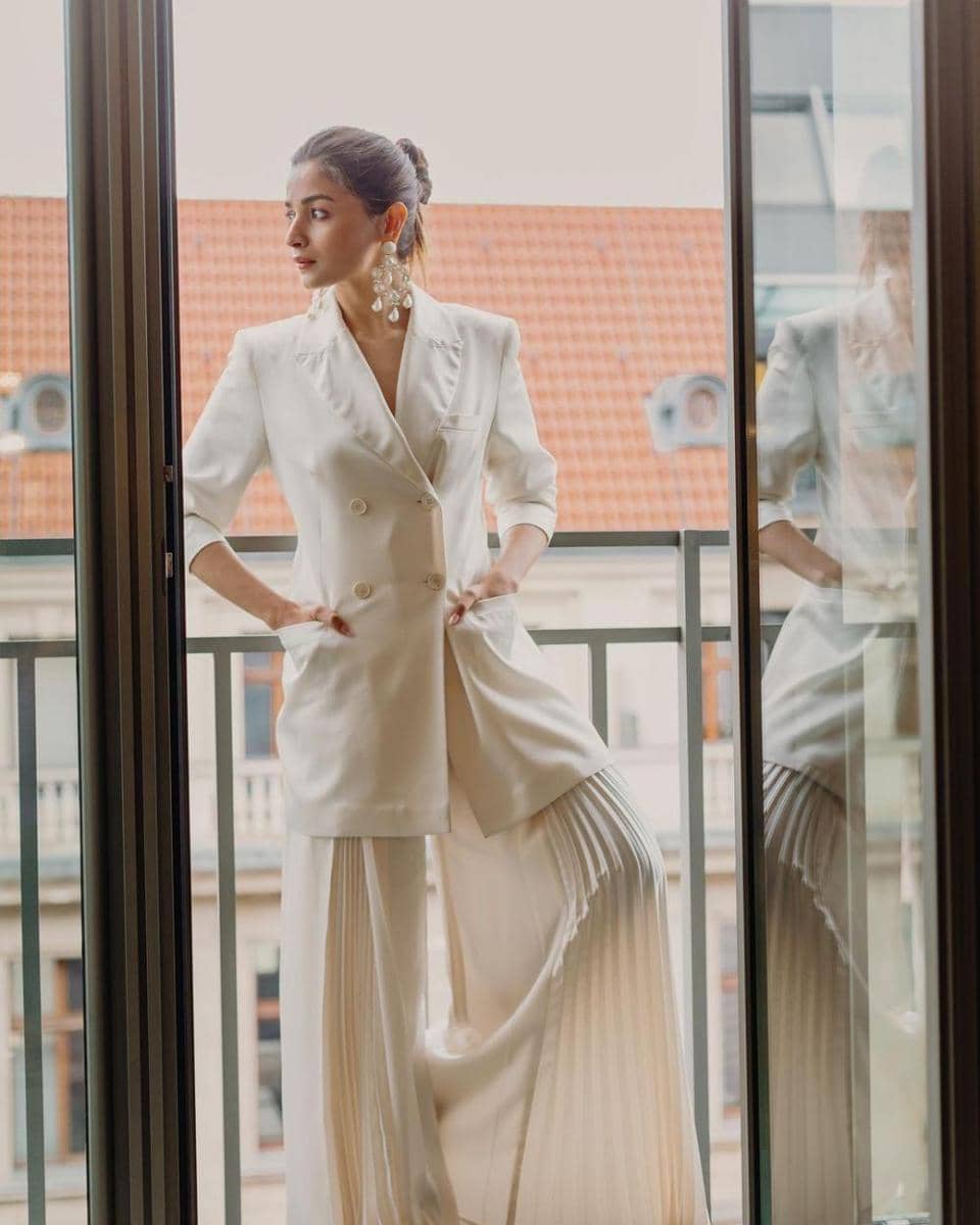 Outfit trench coat ala Alia Bhatt (instagram.com/aliaabhatt)