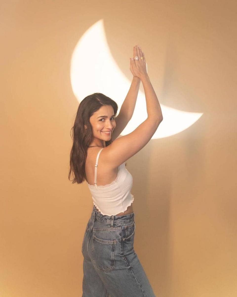 Outfit strap crop top ala Alia Bhatt (instagram.com/aliaabhatt)