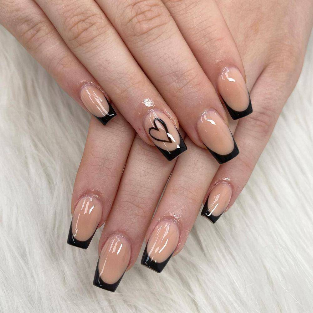 square nails (instagram.com/reigatenailsandspa)