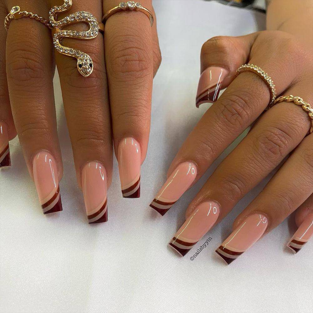square nails (instagram.com/_nailsbyyin_)