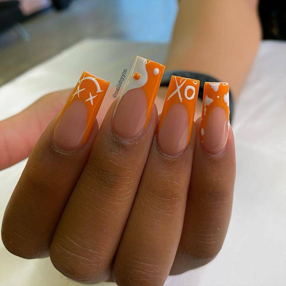 square nails (instagram.com/_nailsbyyin_)