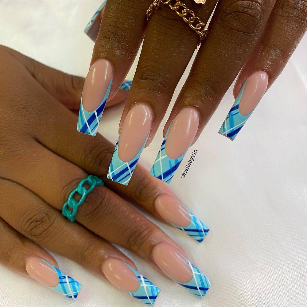 square nails (instagram.com/_nailsbyyin_)