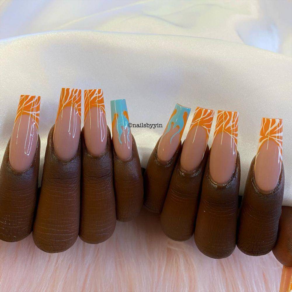 square nails (instagram.com/_nailsbyyin_)