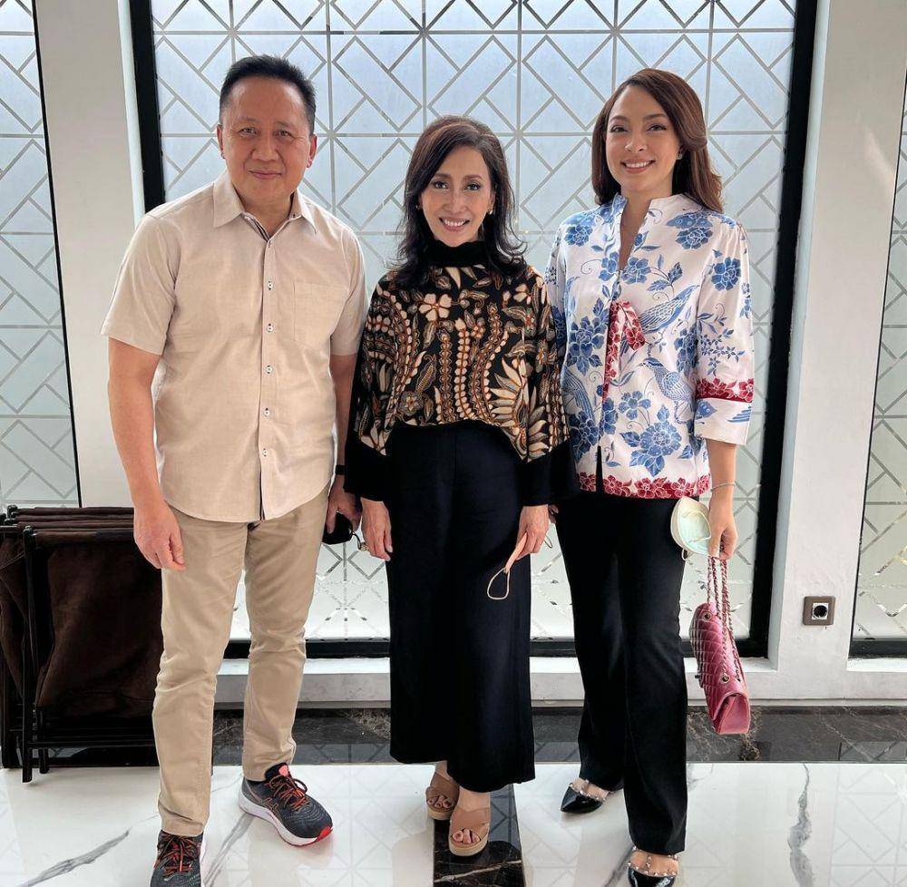 outfit berbatik ala Reisa Broto Asmoro (instagram.com/reisabrotoasmoro)