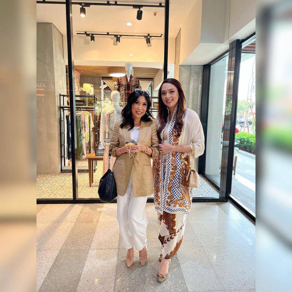 outfit berbatik ala Reisa Broto Asmoro (instagram.com/reisabrotoasmoro)