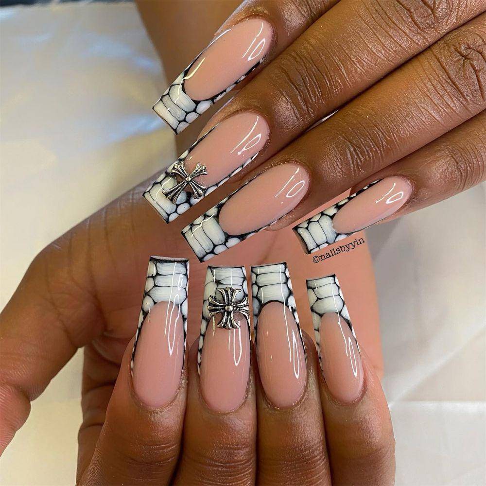 square nails (instagram.com/_nailsbyyin_)