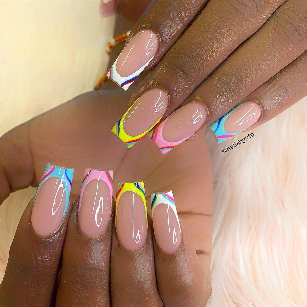 square nails (instagram.com/_nailsbyyin_)