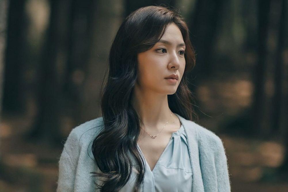 10 Harga Outfit Sosialita ala Seo Ji Hye di Drama Korea Adamas