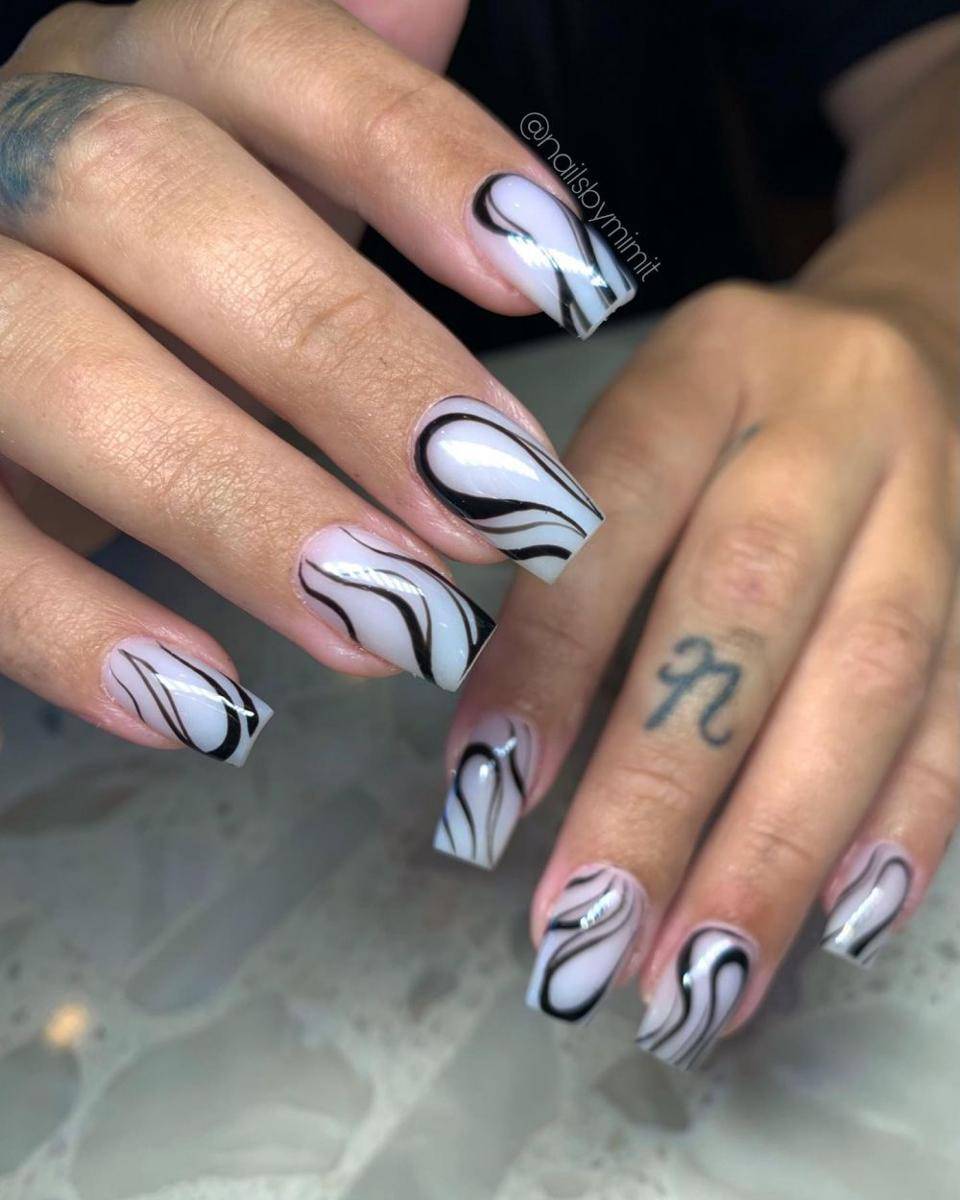 square nails (instagram.com/nailsbymimit)
