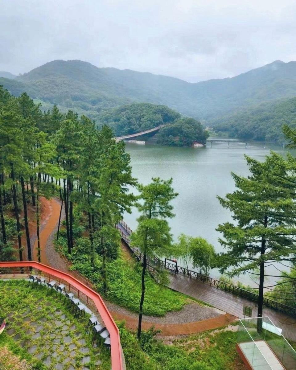 Red Bridge Paju (instagram.com/redbridge_paju)