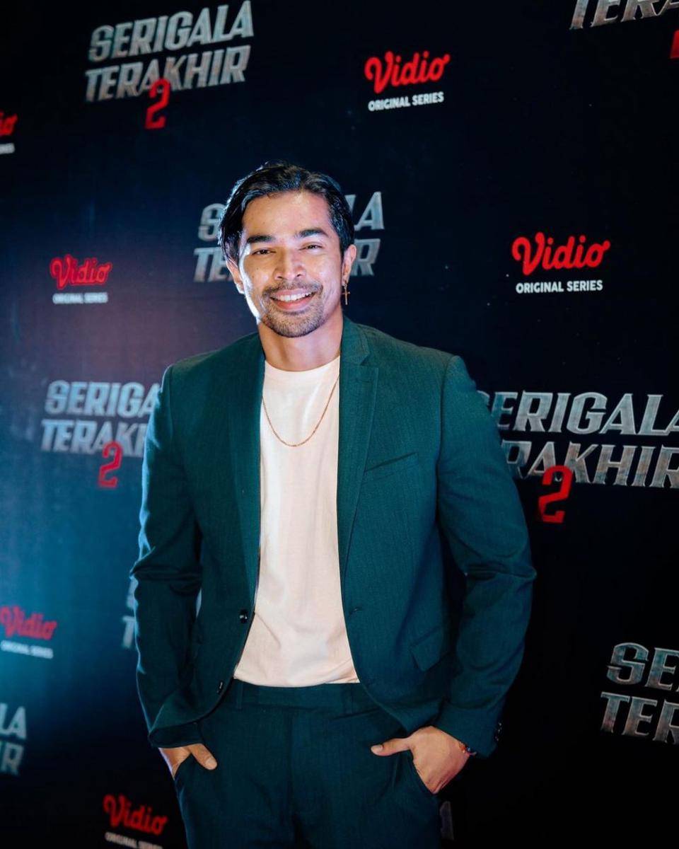 Potret Bizael Tanasale saat menghadiri premier serial 'Serigala Terakhir Season 2'. (instagram.com/bizaeltanasale)