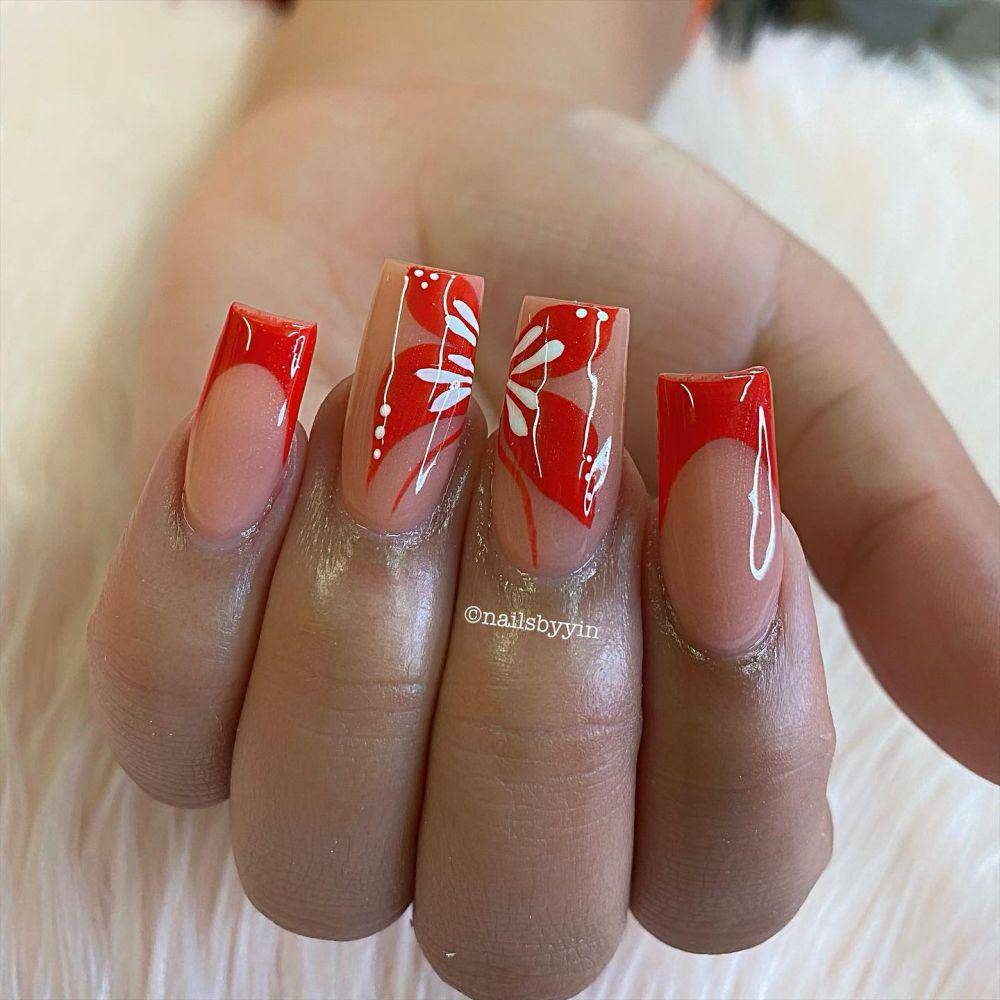 square nails (instagram.com/_nailsbyyin_)