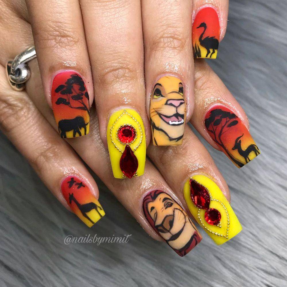 square nails (instagram.com/nailsbymimit)
