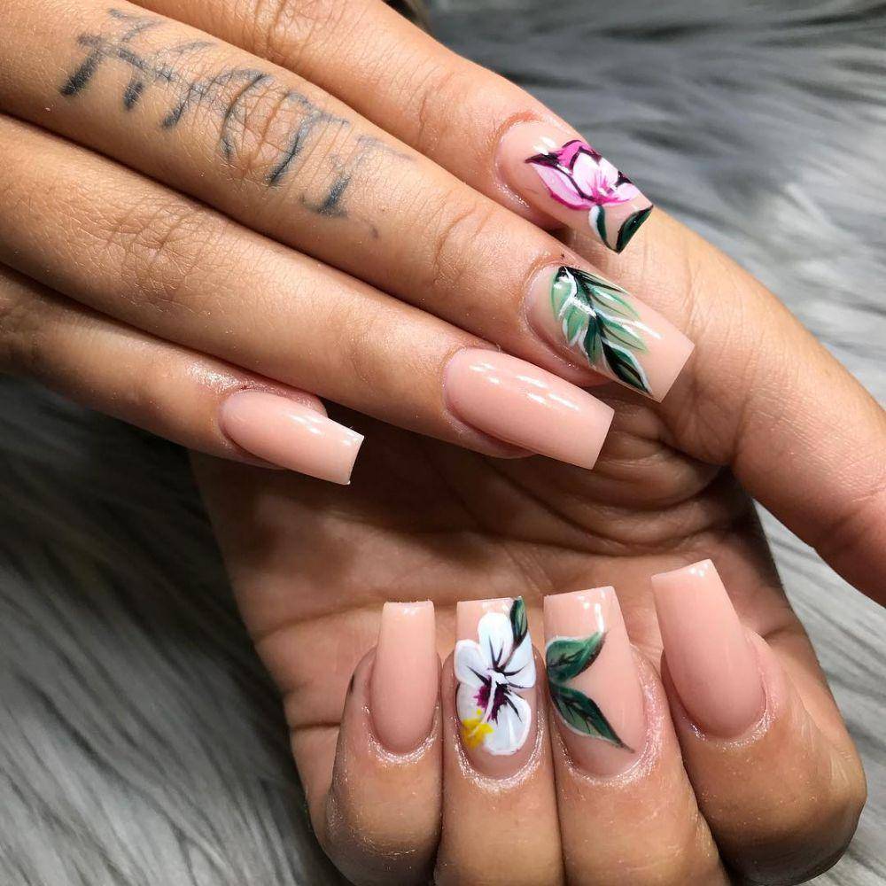 square nails (instagram.com/nailsbymimit)