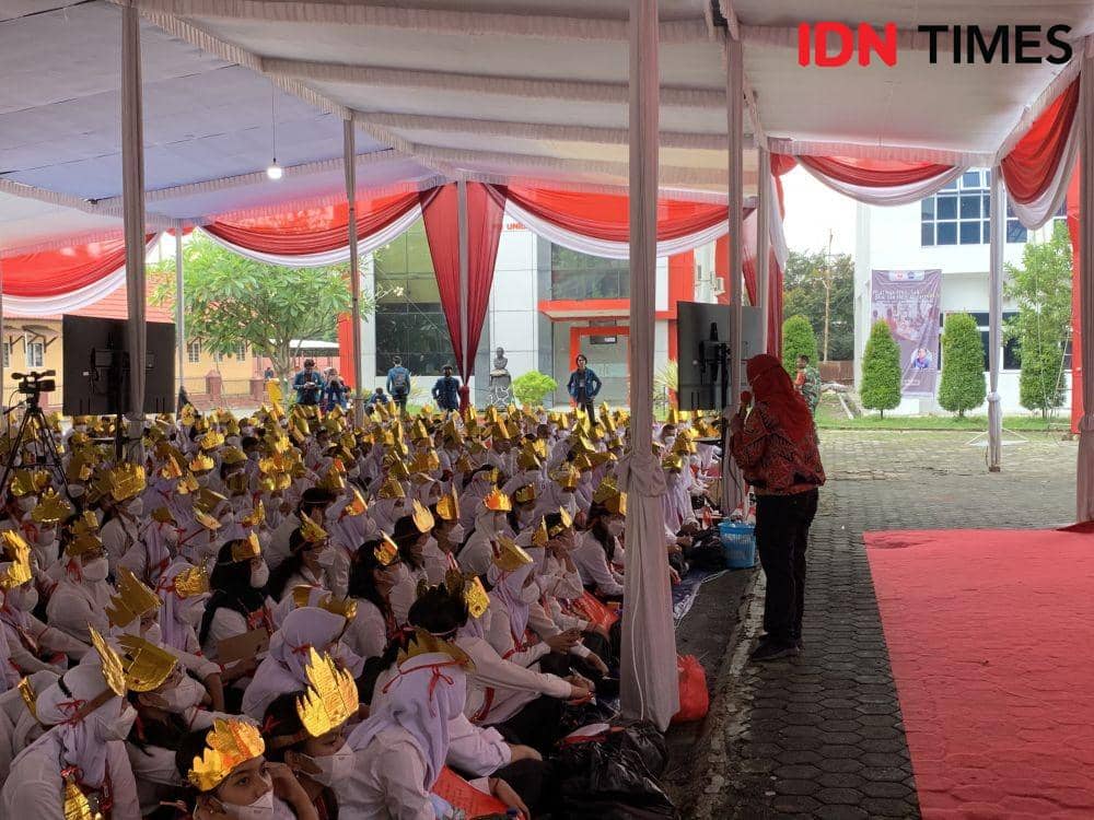 Wali Kota Eva Dwiana di pengenalan kampus Unila 2022. (IDN Times/Rohmah Mustaurida)