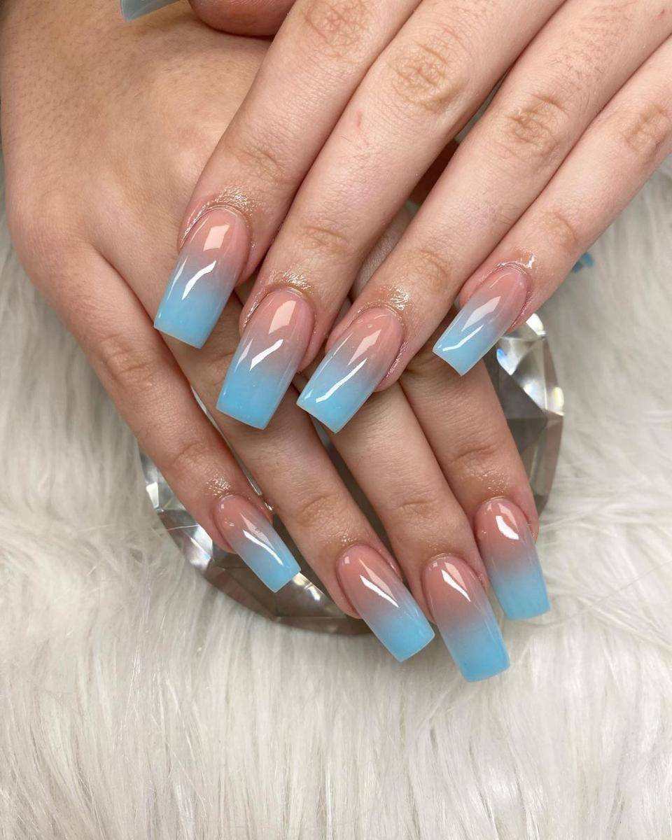 square nails (instagram.com/reigatenailsandspa)