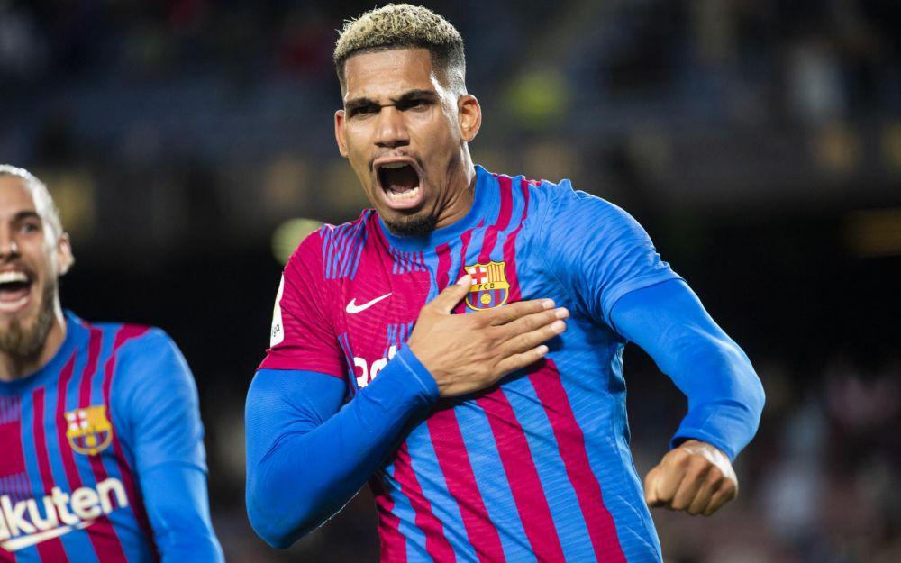 5 Pemain dengan Nomor Punggung 4 Barcelona Sebelum Ronald Araujo